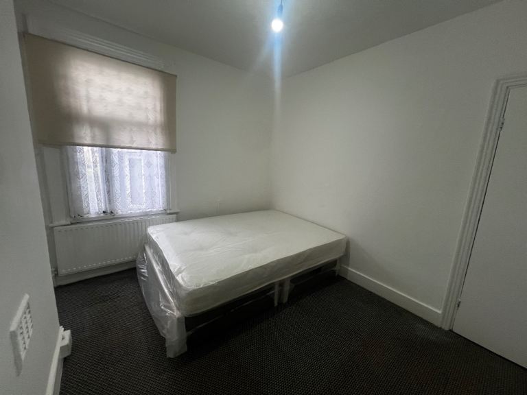 Flat Thackeray Road in Greater London