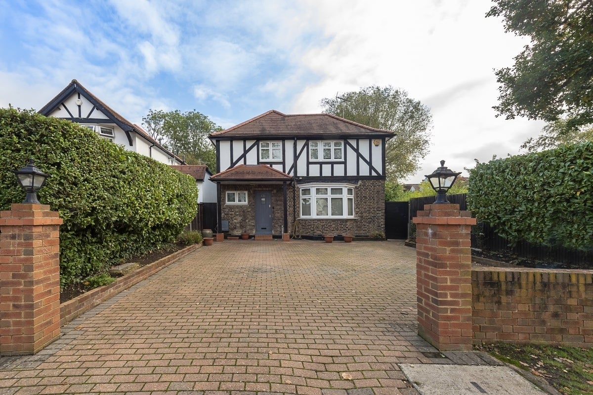 House Bellfield Avenue in Greater London