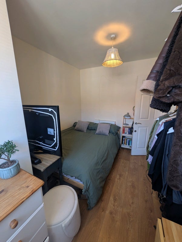 Room Lower Cheltenham Place in Bristol