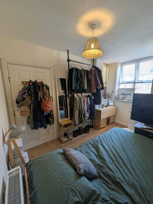 Room Lower Cheltenham Place in Bristol