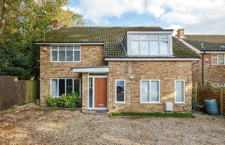 House Maybrook Gardens in High Wycombe