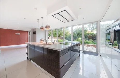House Maybrook Gardens in High Wycombe