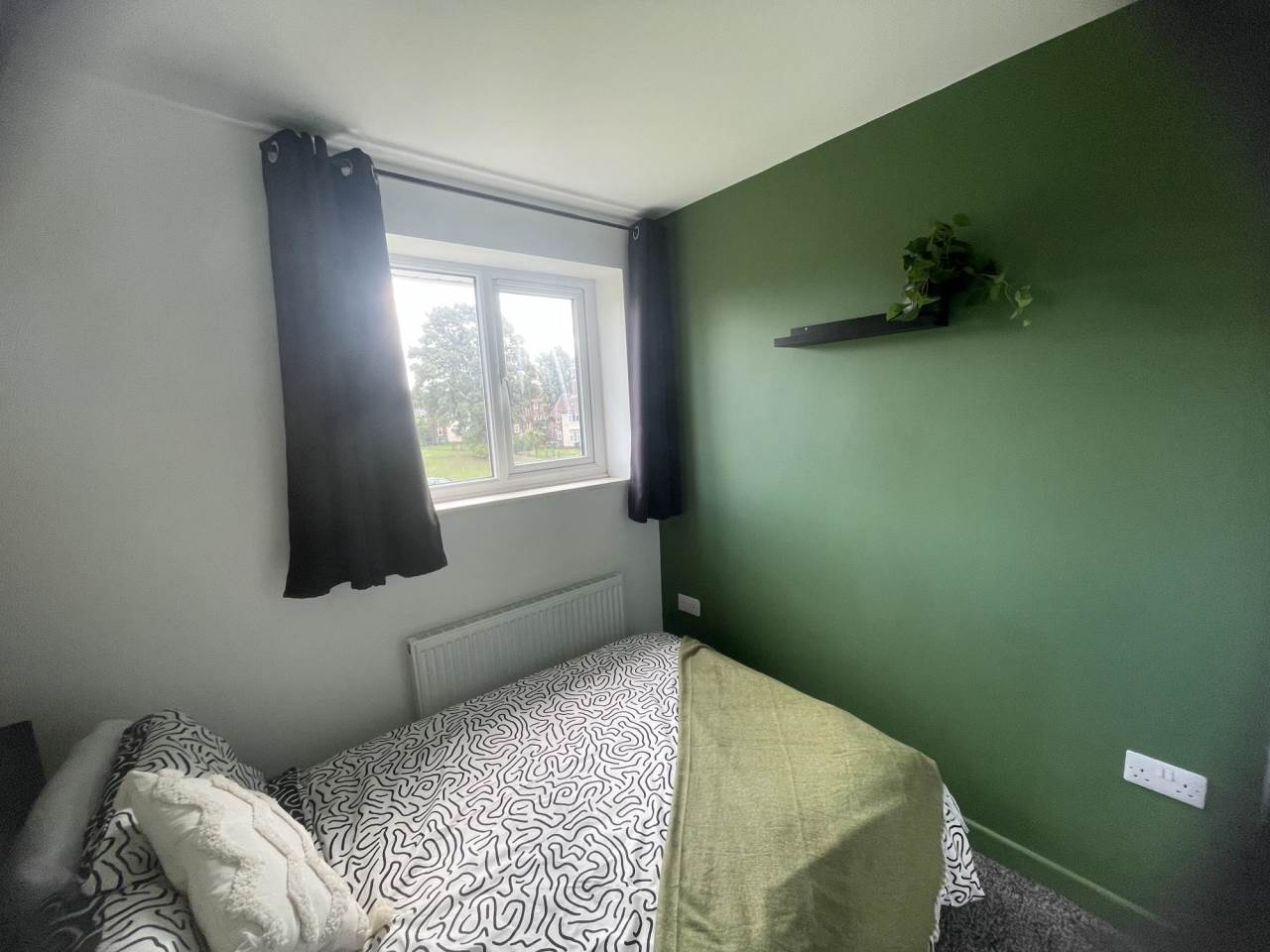 Room Croftside Close in Leeds