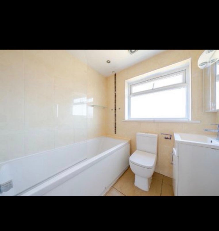 Room Newchurch Road in Slough