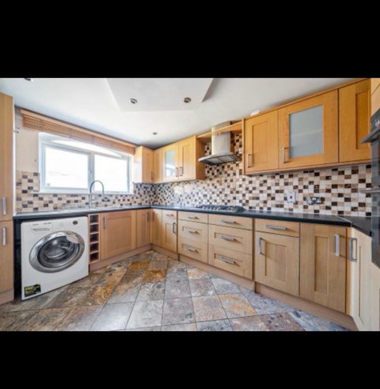 Room Newchurch Road in Slough