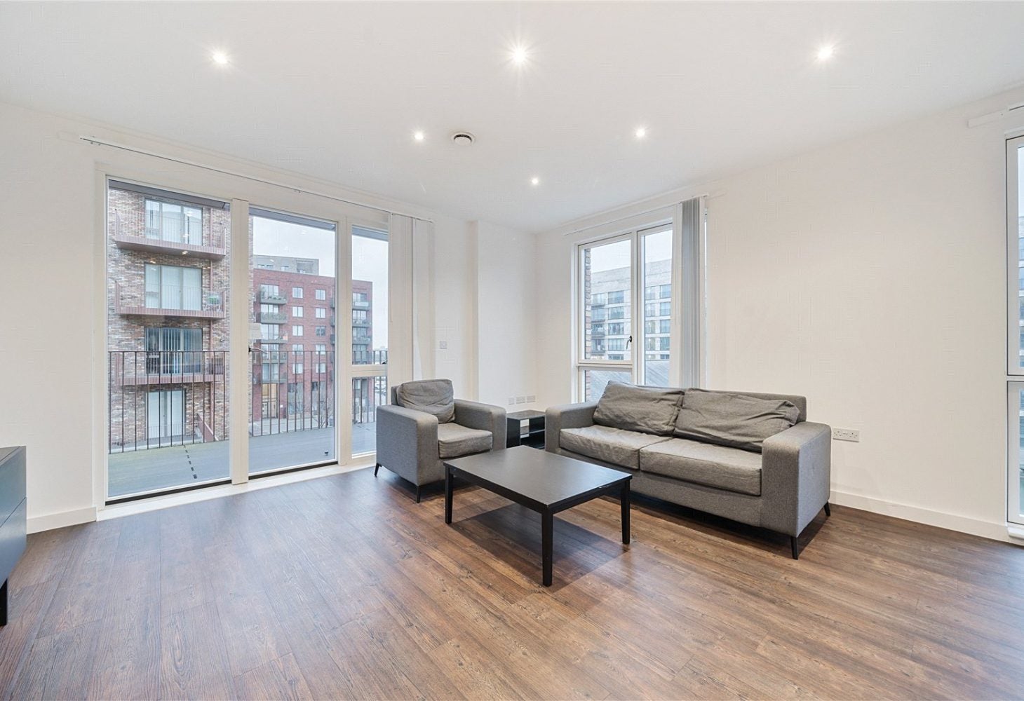 Flat Shackleton Way in Greater London