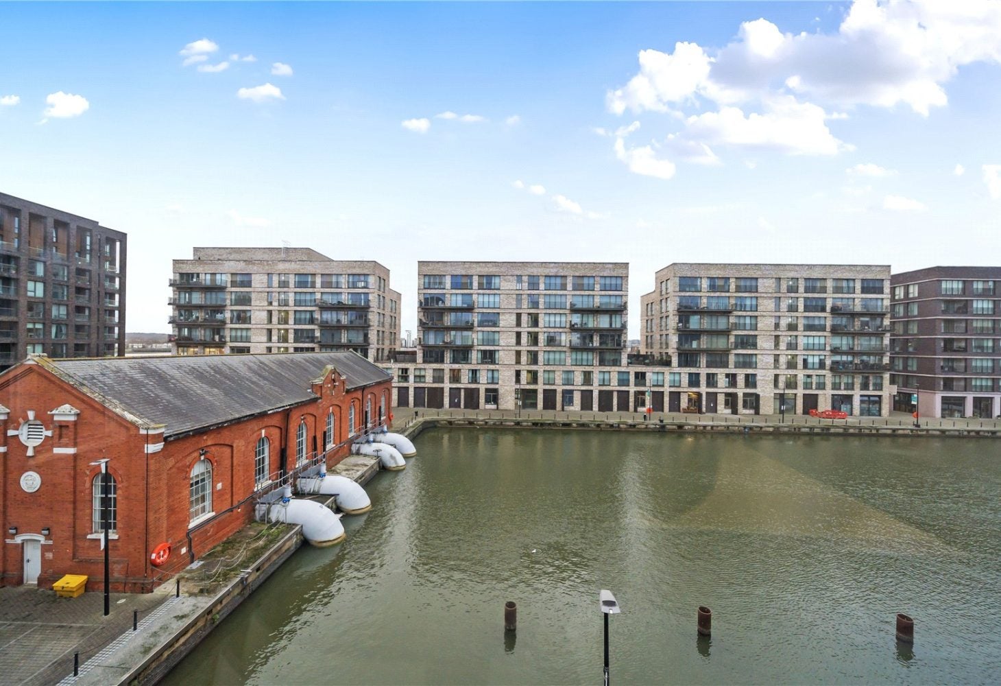 Flat Shackleton Way in Greater London