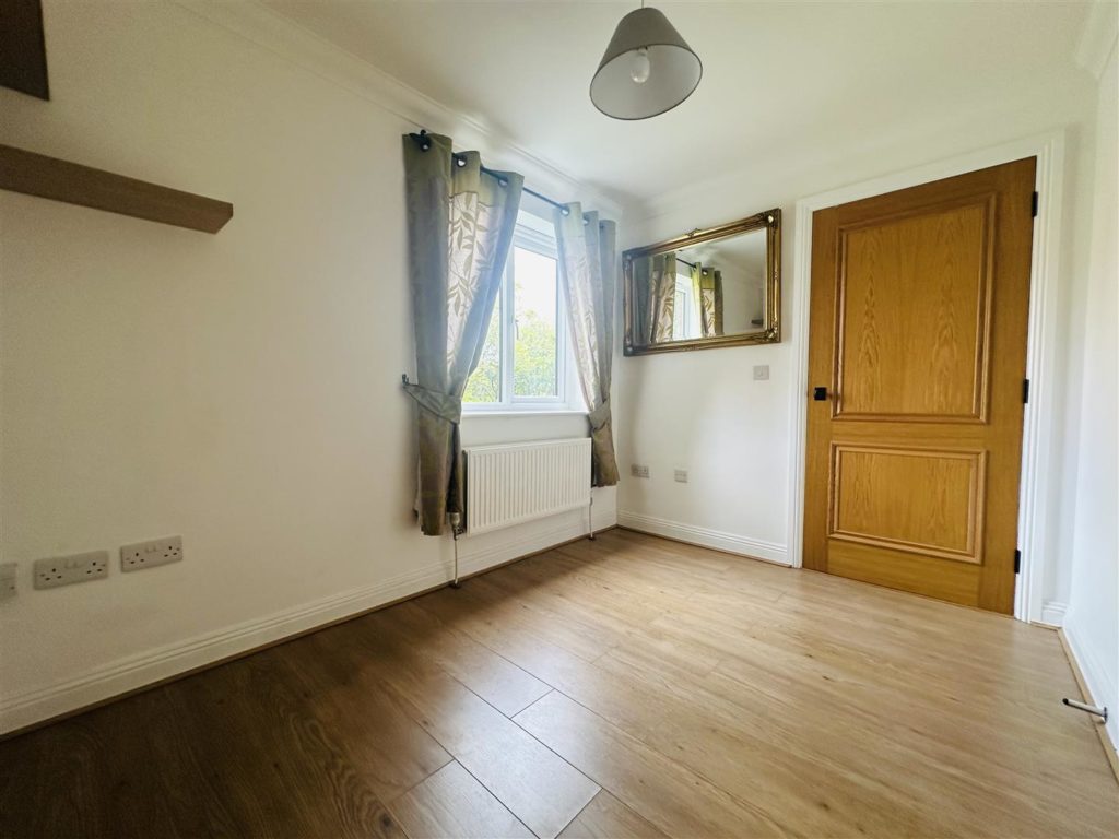 Flat Lake Farm Close in Ferndown