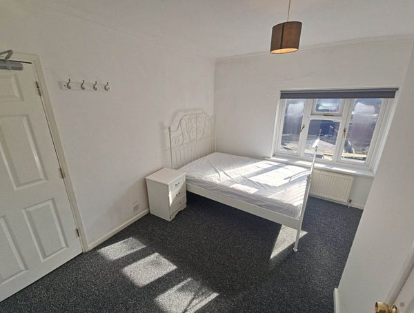 Room Holberton Road in Reading