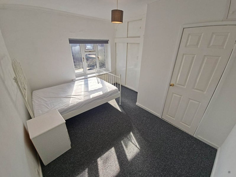 Room Holberton Road in Reading