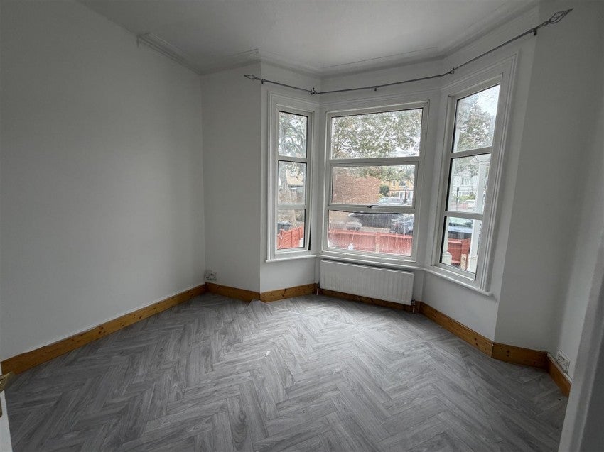 Flat Maswell Park Crescent in Greater London