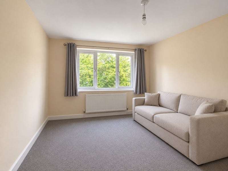 Flat Hydethorpe Road in Greater London