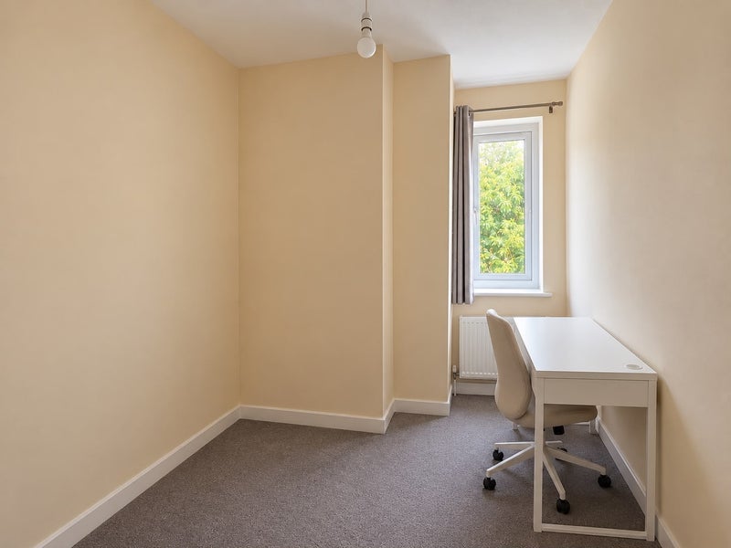 Flat Hydethorpe Road in Greater London