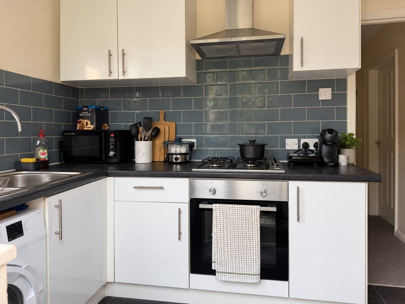 Flat Hydethorpe Road in Greater London