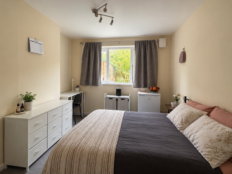 Flat Hydethorpe Road in Greater London