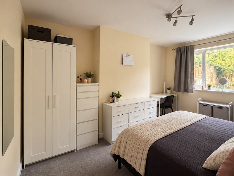 Flat Hydethorpe Road in Greater London
