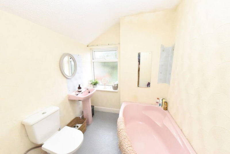 Room Heathcote Road in Birmingham