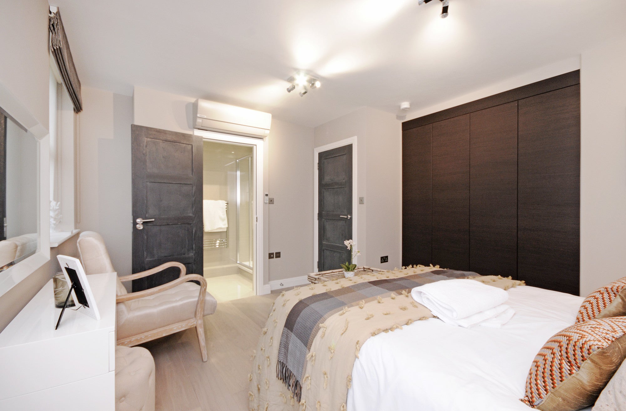 Flat Boydell Court in Greater London