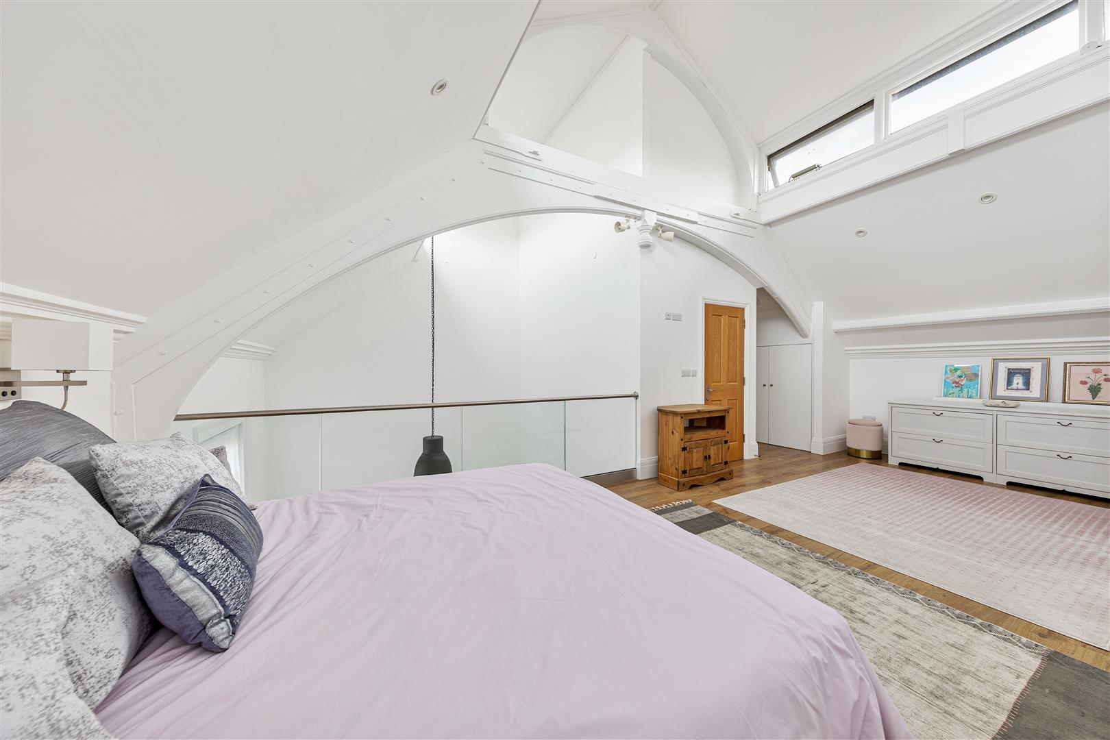 Flat Adelaide Road in Greater London