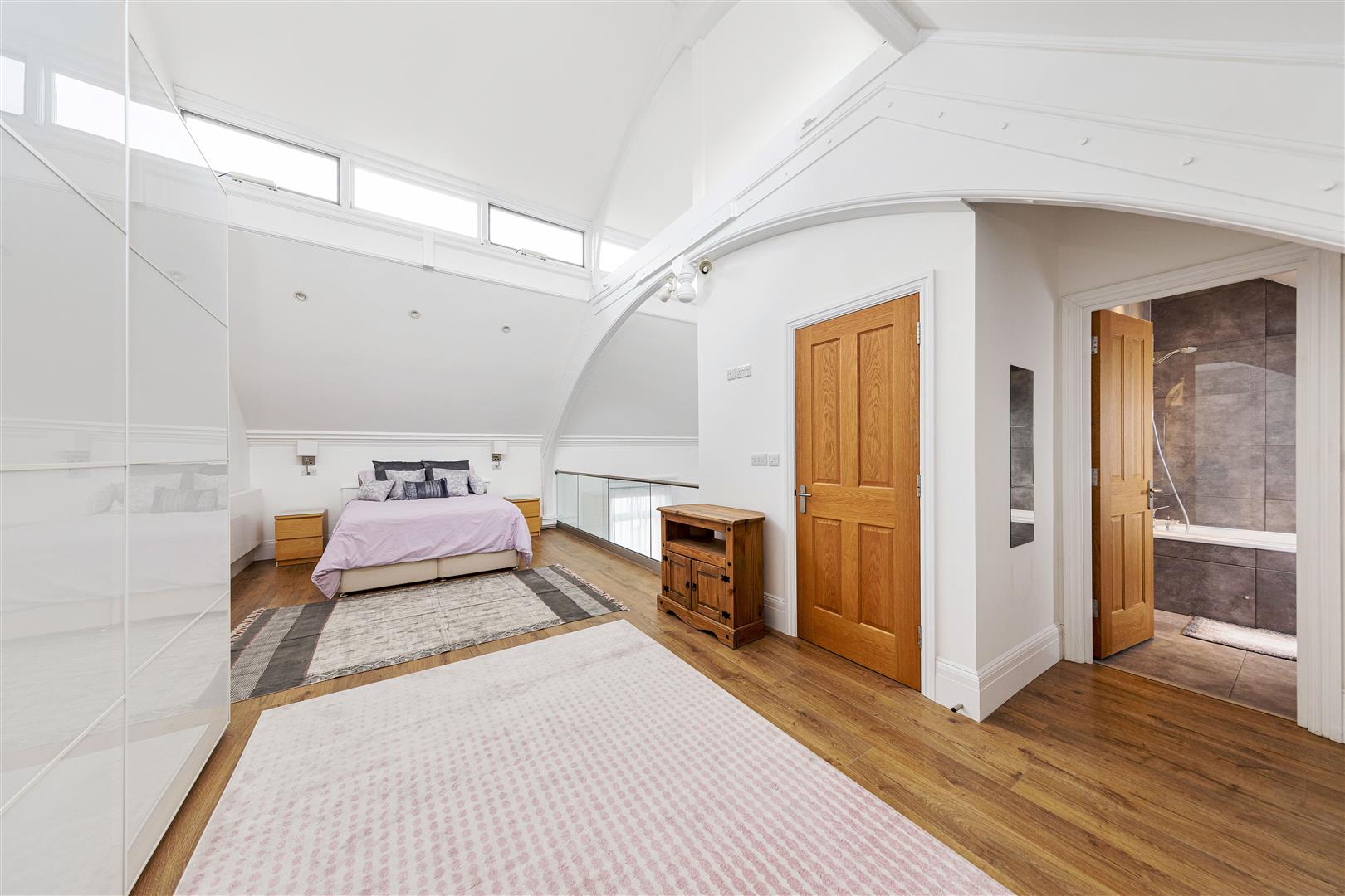 Flat Adelaide Road in Greater London