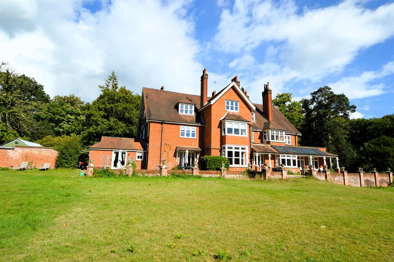Flat Westwood Road in Surrey Heath