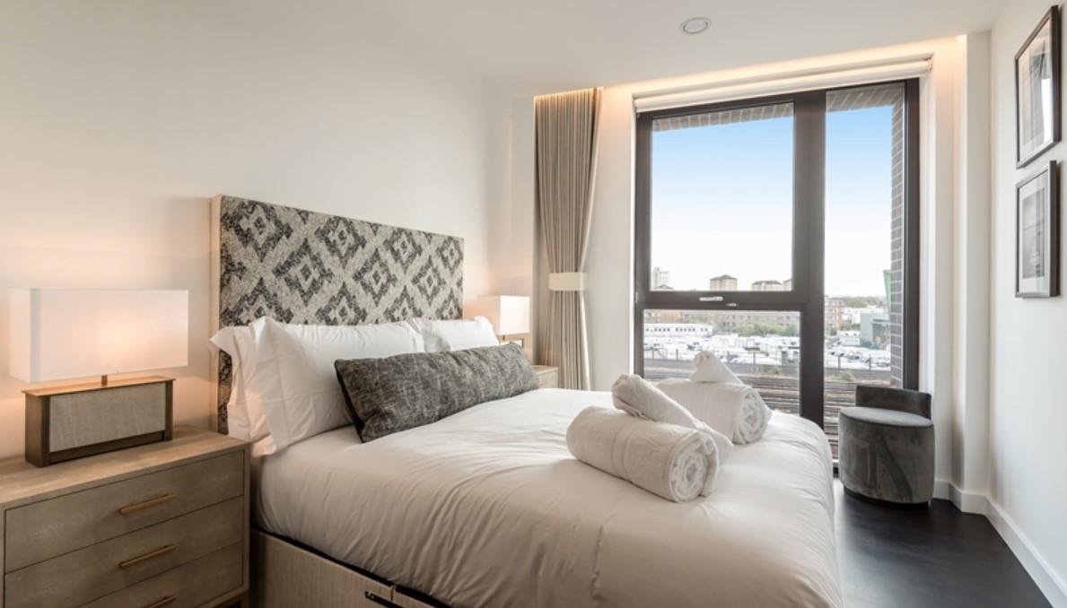Flat Ponton Road in Greater London