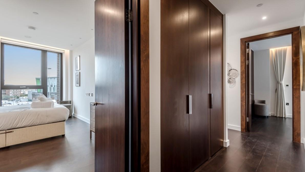 Flat Ponton Road in Greater London