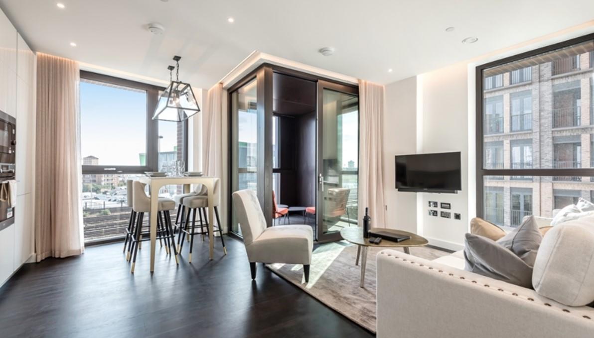 Flat Ponton Road in Greater London