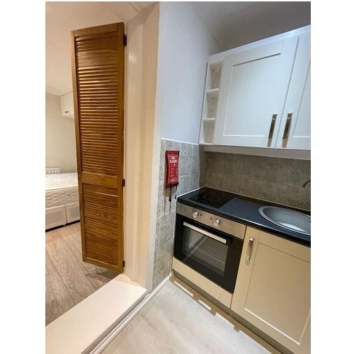 Flat Hadyn Park Road in Greater London
