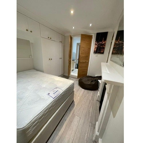 Flat Hadyn Park Road in Greater London