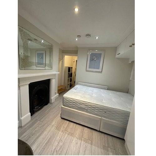 Flat Hadyn Park Road in Greater London
