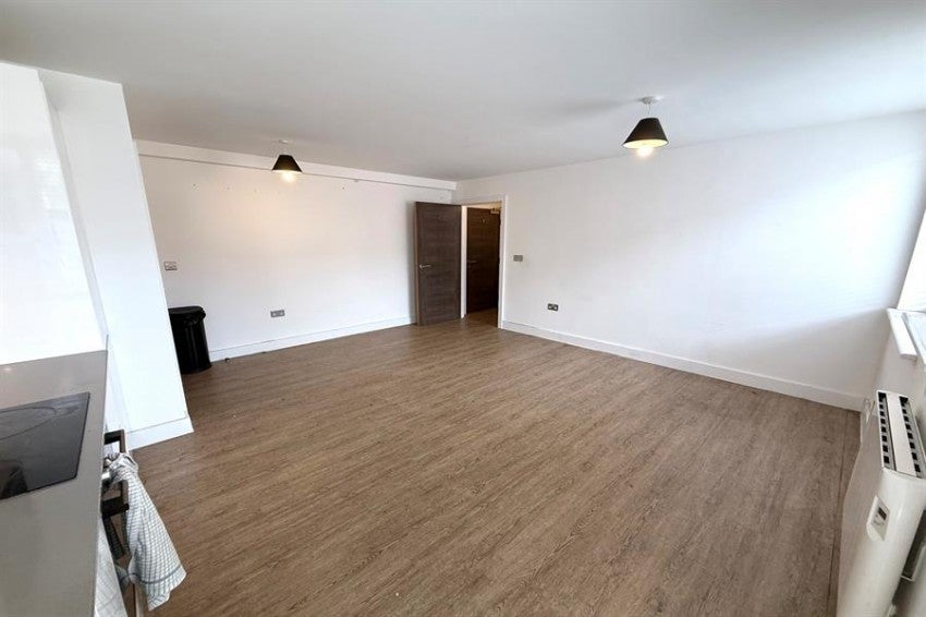 Flat Ashfield Road in Trafford