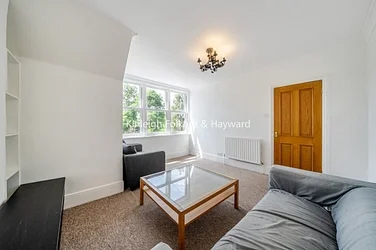 Flat Oakdale Road in Greater London