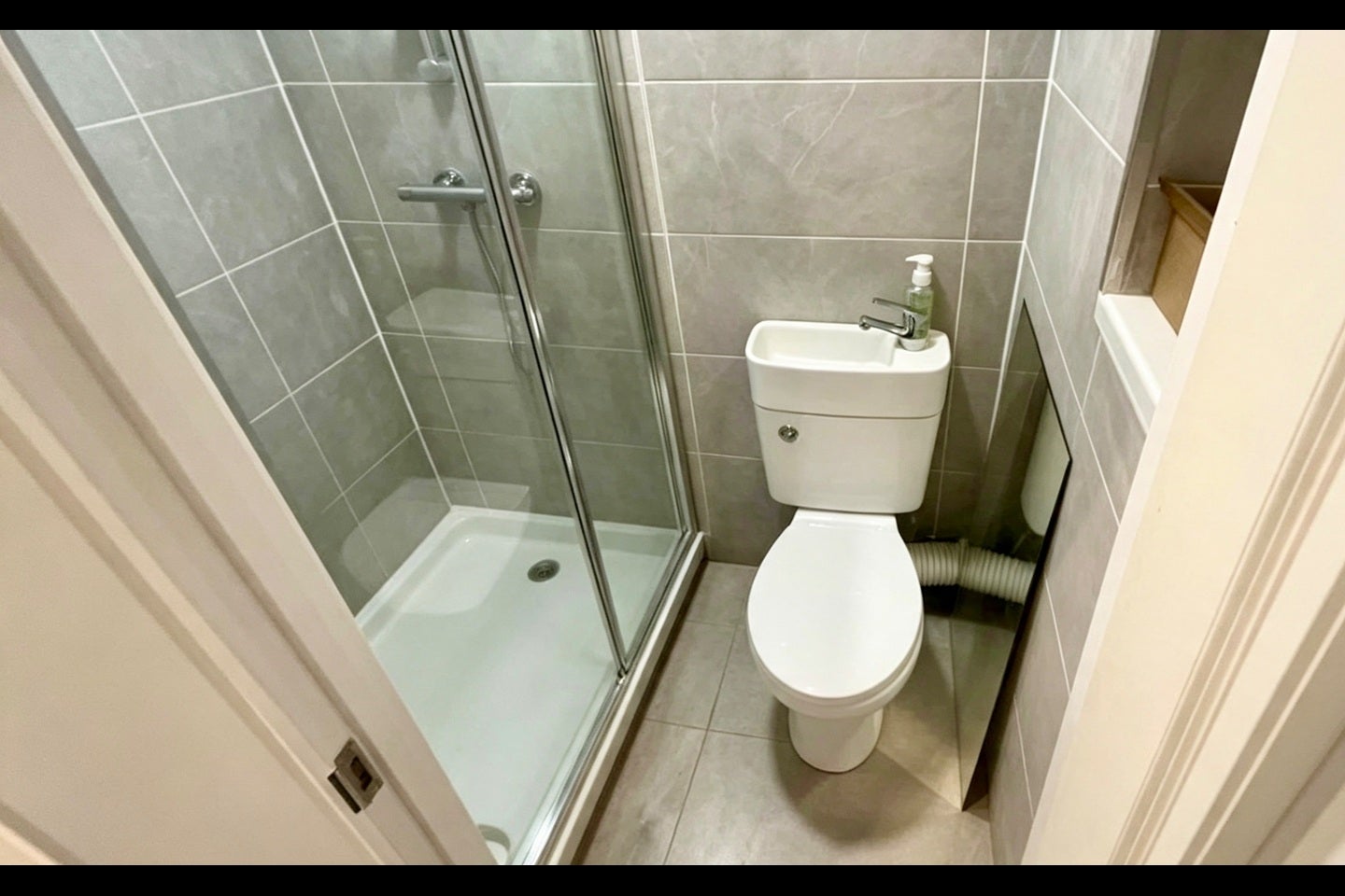 Room Central Road in Greater London