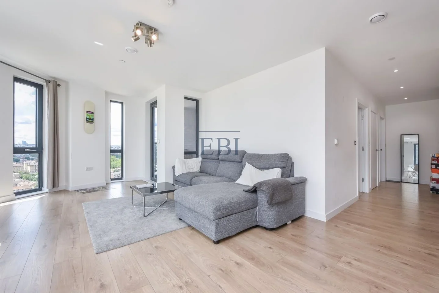 Flat Williamsburg Plaza in Greater London