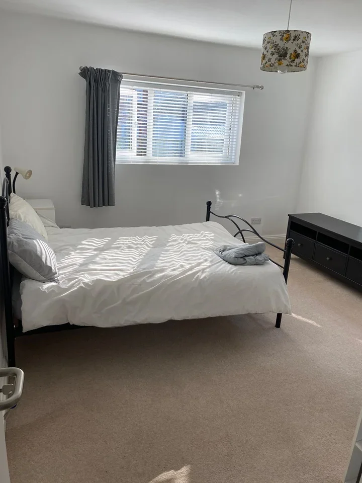 Room Cranbury Avenue in Southampton