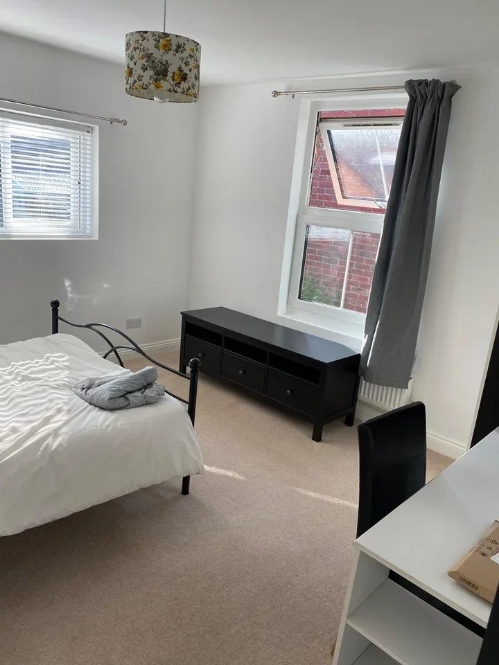 Room Cranbury Avenue in Southampton