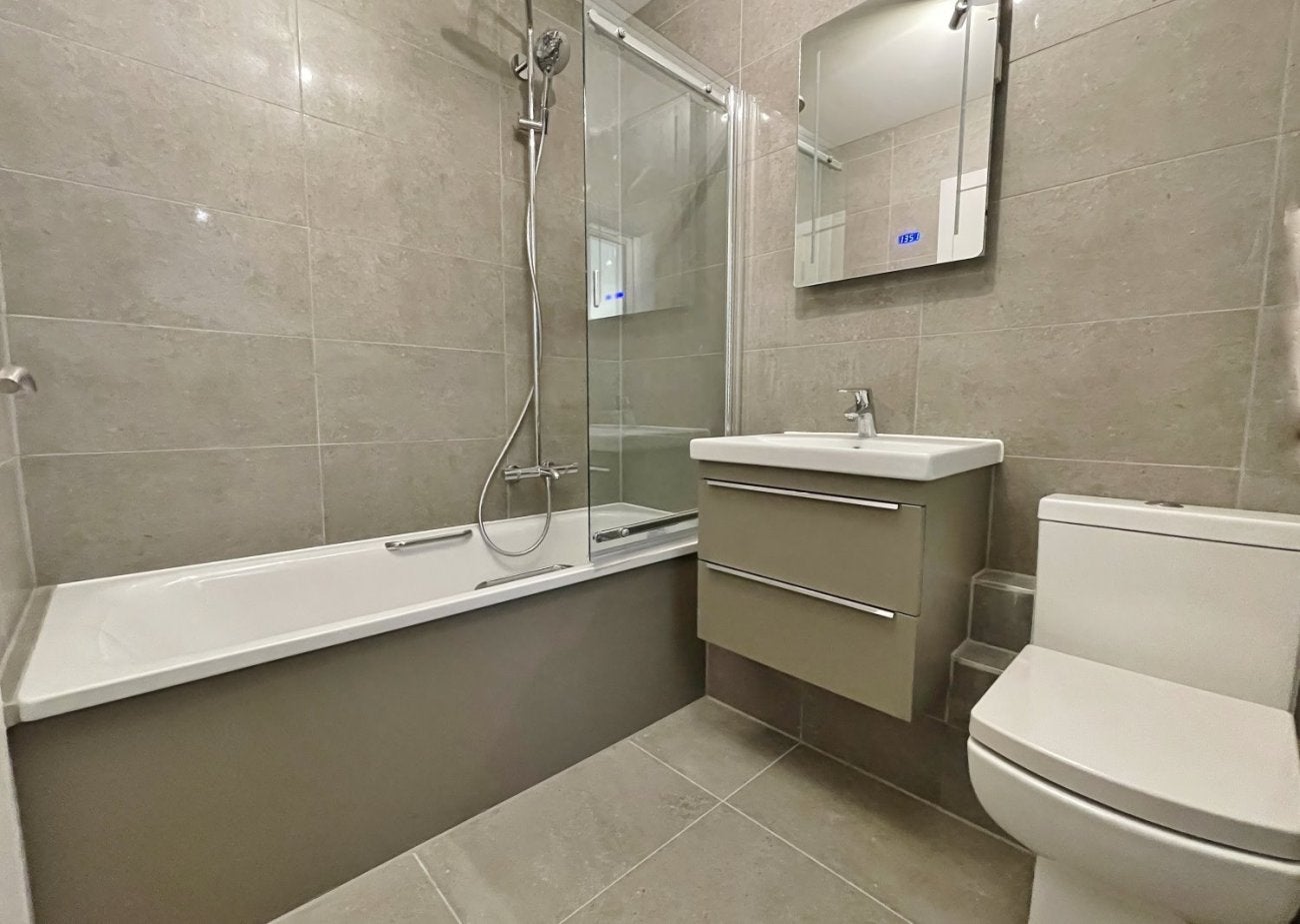 Flat Golders Green Road in Greater London