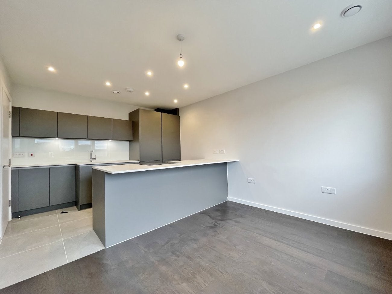 Flat Golders Green Road in Greater London