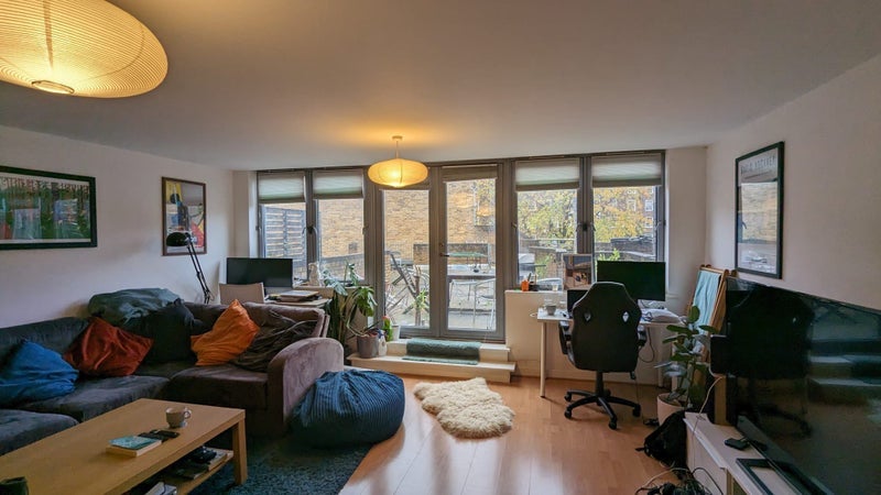 Room Hilda Lockert Walk in Greater London