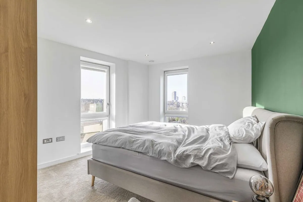 Flat Eltringham Street in Greater London