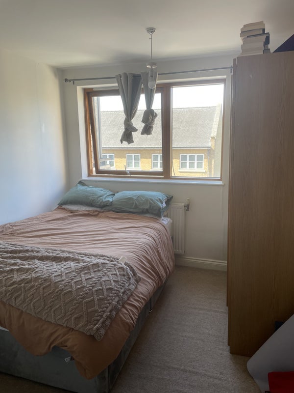 Room Campbell Road in Greater London
