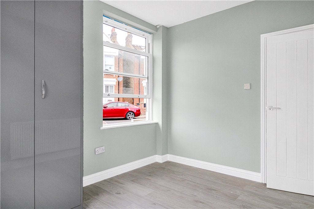 Flat Haydon Park Road in Greater London