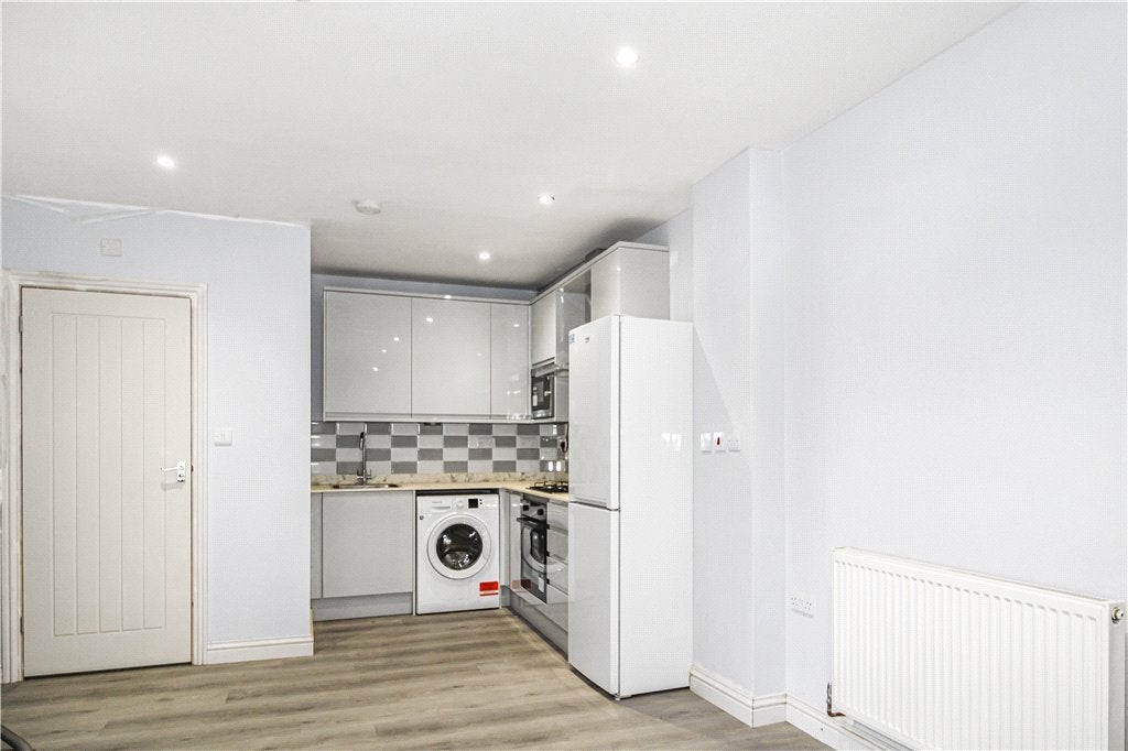 Flat Haydon Park Road in Greater London