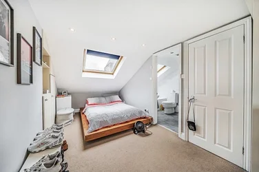 Flat Saint John's Hill in Greater London