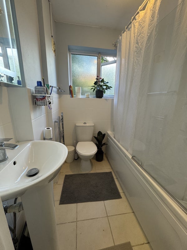 Room Cranleigh Close in Greater London