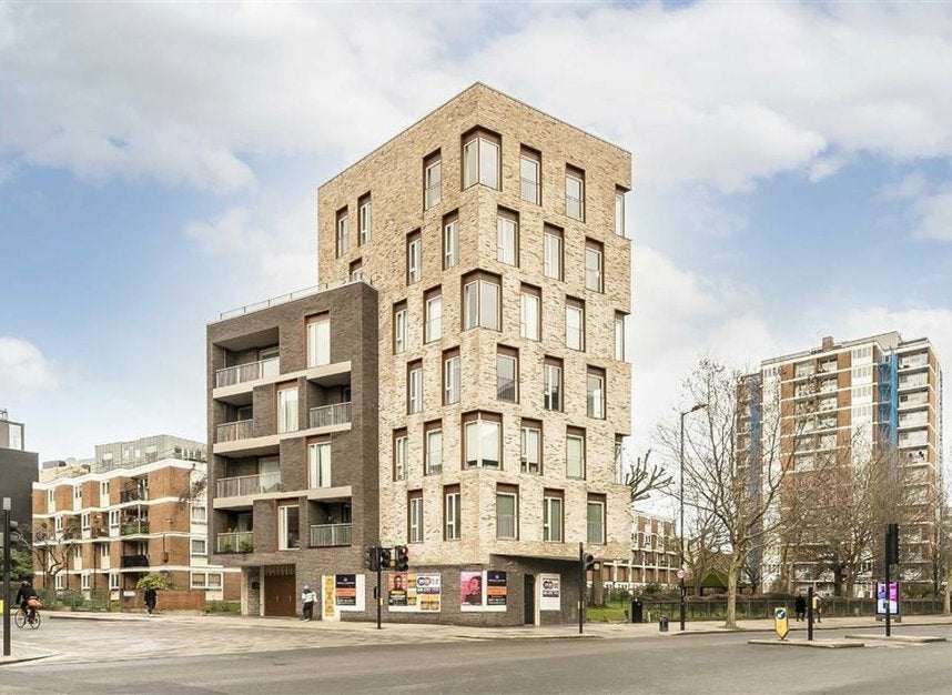 Flat Borough High Street in Greater London