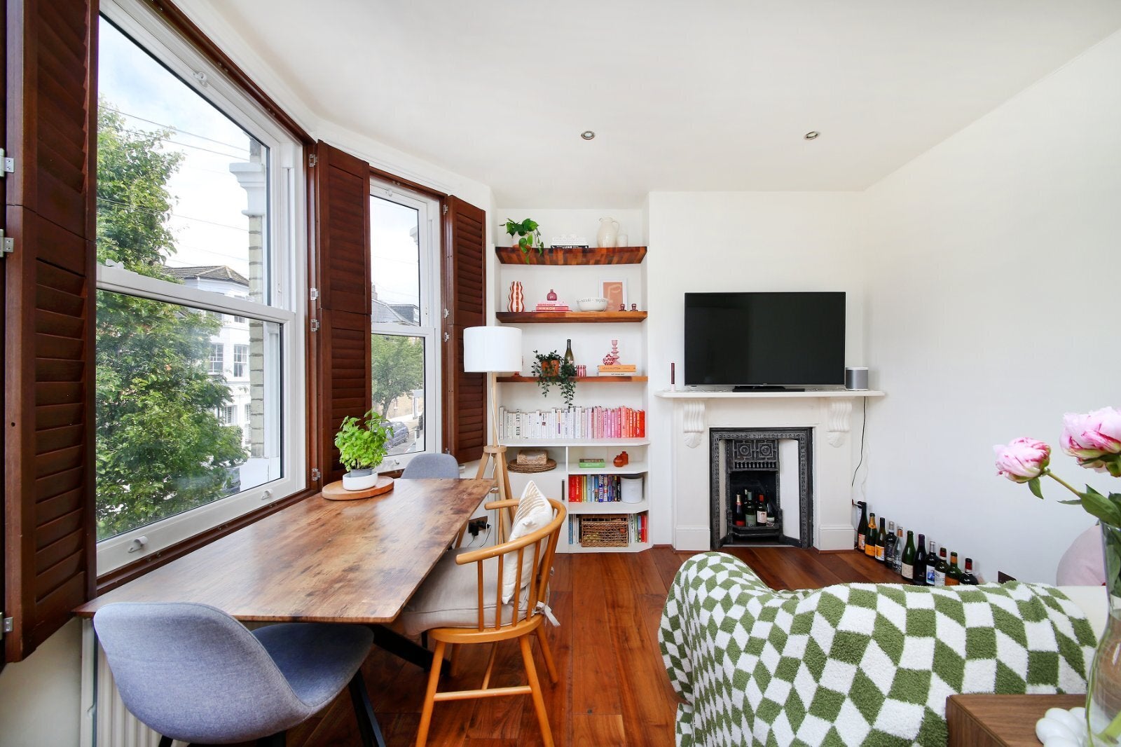 Flat Shelgate Road in Greater London