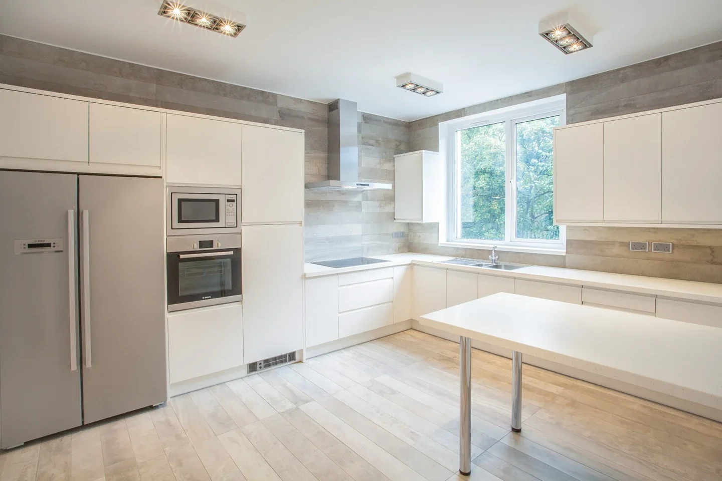 Flat Longridge Road in Greater London