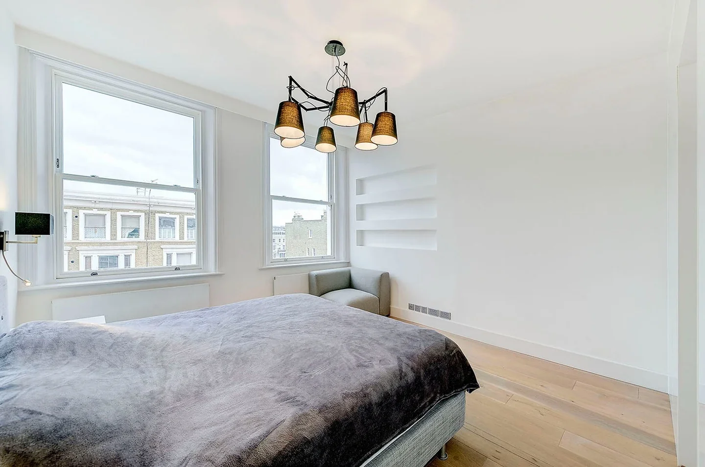 Flat Longridge Road in Greater London